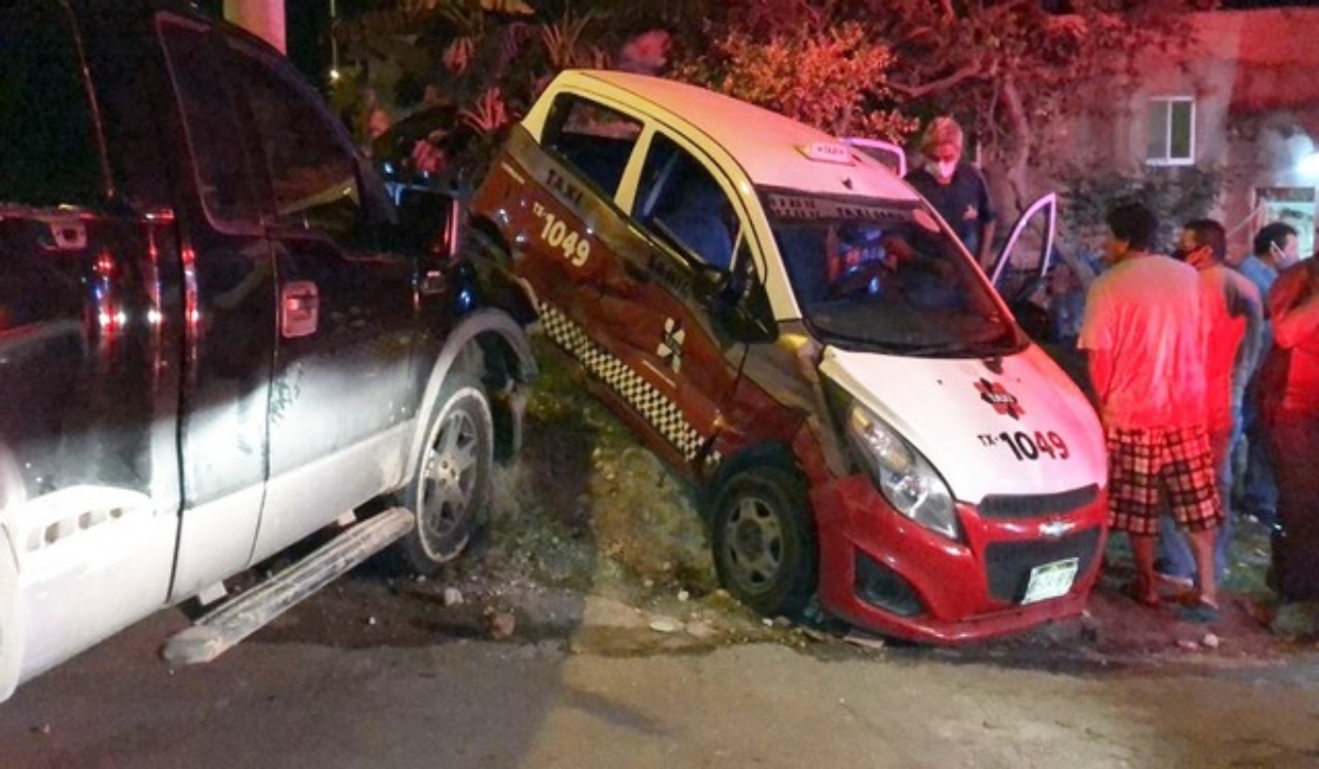 Paramédicos del CRUM acudieron a auxiliar a los lesionados en el lugar.