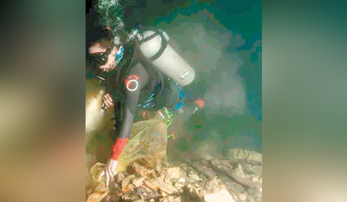 Los buzos sacaron bolsas, plásticos y otros productos inorgánicos del cenote.