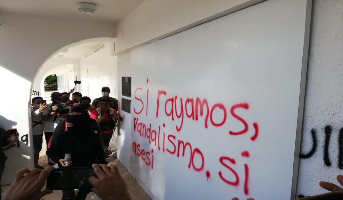 Hombres y mujeres fueron detenidos tras vandalizar algunos edificios públicos durante la manifestación del domingo. Hombres y mujeres fueron detenidos tras vandalizar algunos edificios públicos durante la manifestación del domingo.