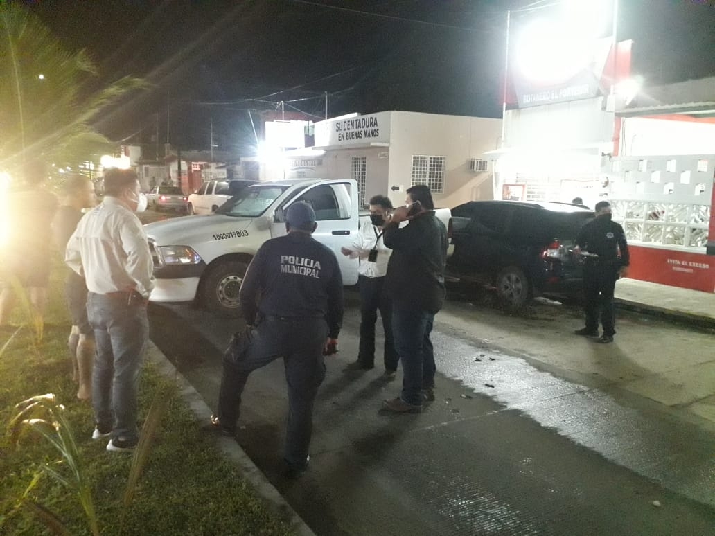 Trabajador de Pemex termina sobre un camellón en Ciudad del Carmen