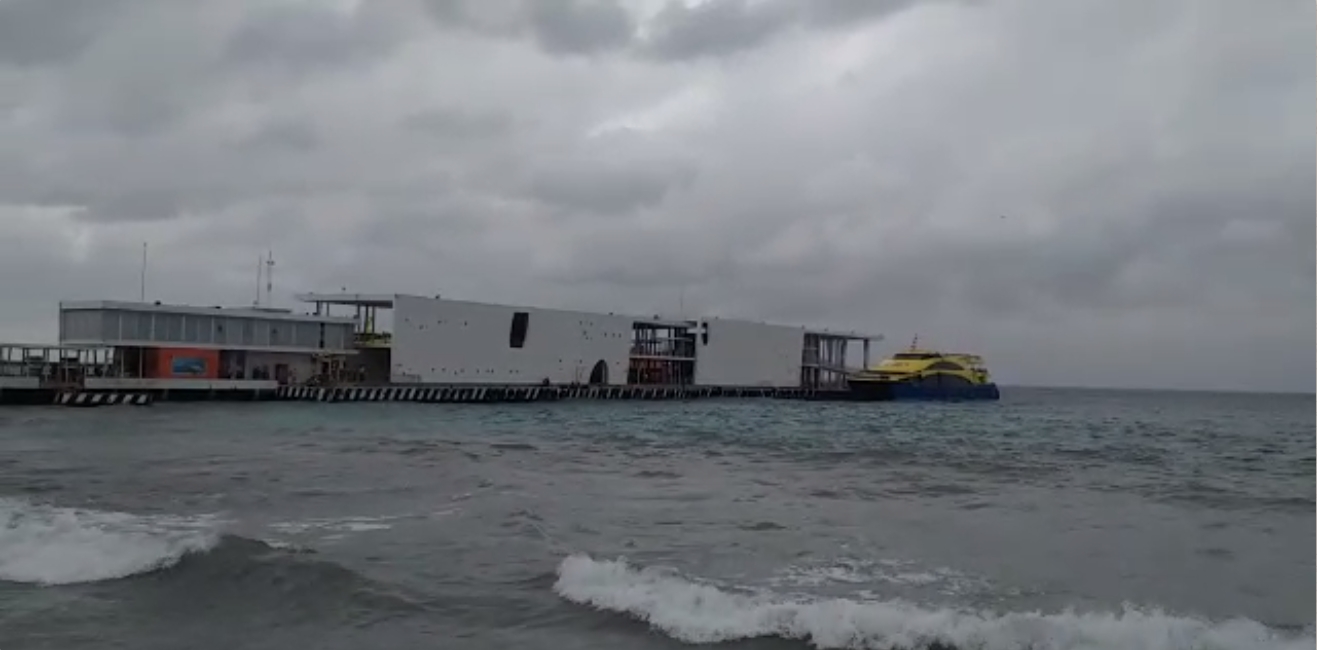 El barco tuvo que regresar a la costa luego de que el clima impidiera su traslado Foto: Captura de video El barco tuvo que regresar a la costa luego de que el clima impidiera su traslado Foto: Captura de video