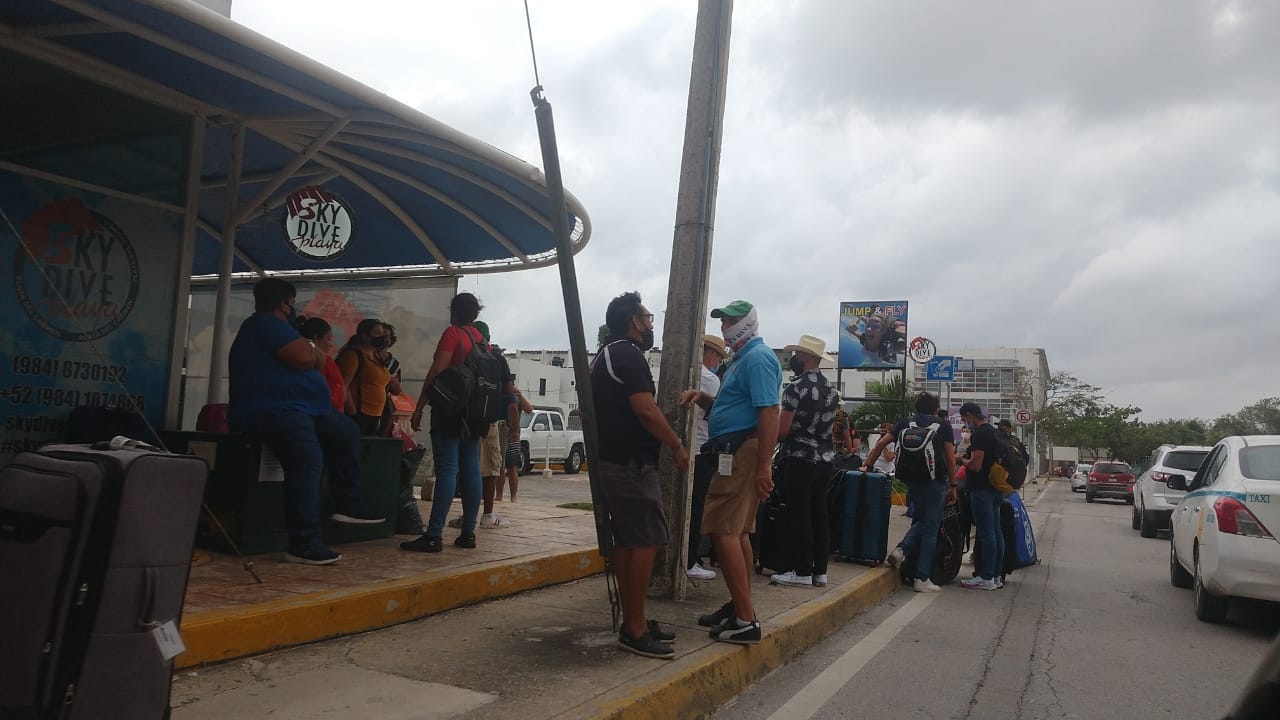 Los turistas acudieron a la terminal aérea para abordar avionetas y poder llegar a Cozumel Foto: Jazmín Rodríguez Los turistas acudieron a la terminal aérea para abordar avionetas y poder llegar a Cozumel Foto: Jazmín Rodríguez