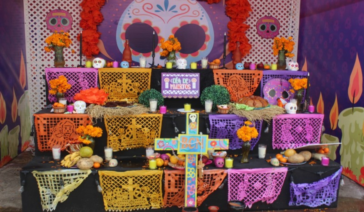 Un altar con todos los elementos que lleva puede tener un costo cercano a los mil 200 pesos. Uno sencillo no supera los 500 pesos. Foto: Manuel Collí.