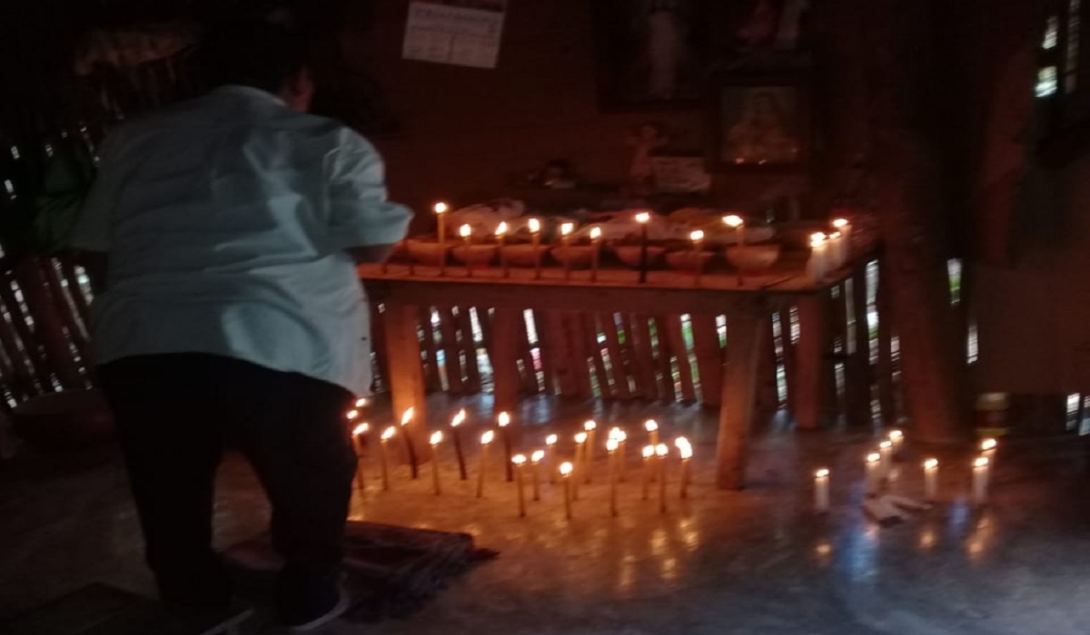 En la comunidad de Chunhuas, familias católicas enteras llevaron a cabo el rezo para las ofrendas de las almas. Foto: Justino Xiu Chan. En la comunidad de Chunhuas, familias católicas enteras llevaron a cabo el rezo para las ofrendas de las almas. Foto: Justino Xiu Chan.
