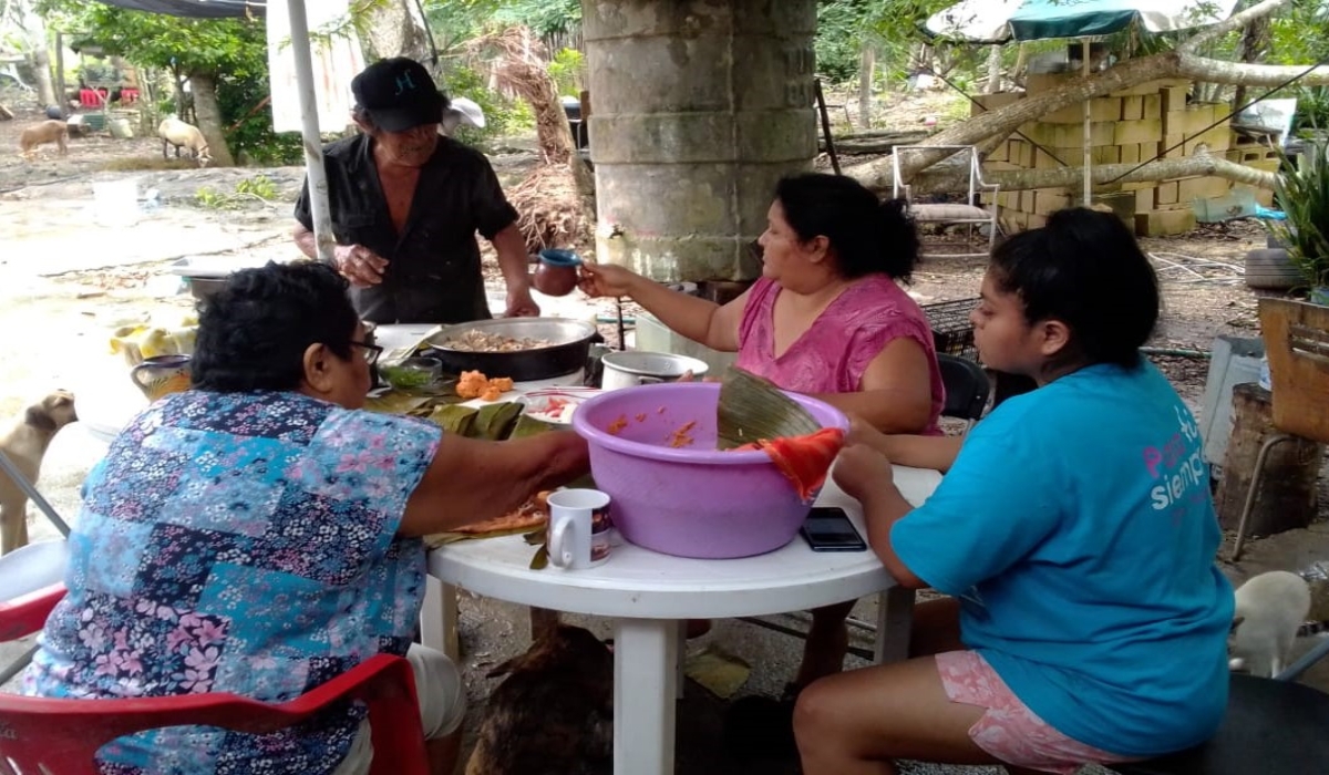 Las mujeres prepararon tamales, panes y elotes para ofrecer a
los difuntos, además de colocar velas y flores. Foto: Ovidio López. Las mujeres prepararon tamales, panes y elotes para ofrecer a
los difuntos, además de colocar velas y flores. Foto: Ovidio López.