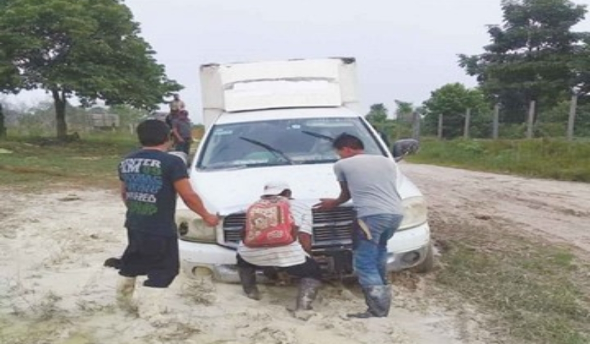 La unidad de la caravana de Salud quedó atrapada en el lodacero. Foto: Emmanuel Sansores. La unidad de la caravana de Salud quedó atrapada en el lodacero. Foto: Emmanuel Sansores.