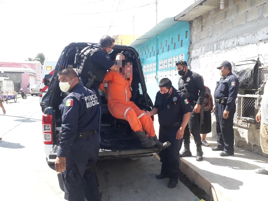 La policía municipal llegó hasta el domicilio para detenerte al hijo. Foto: José Pacheco La policía municipal llegó hasta el domicilio para detenerte al hijo. Foto: José Pacheco