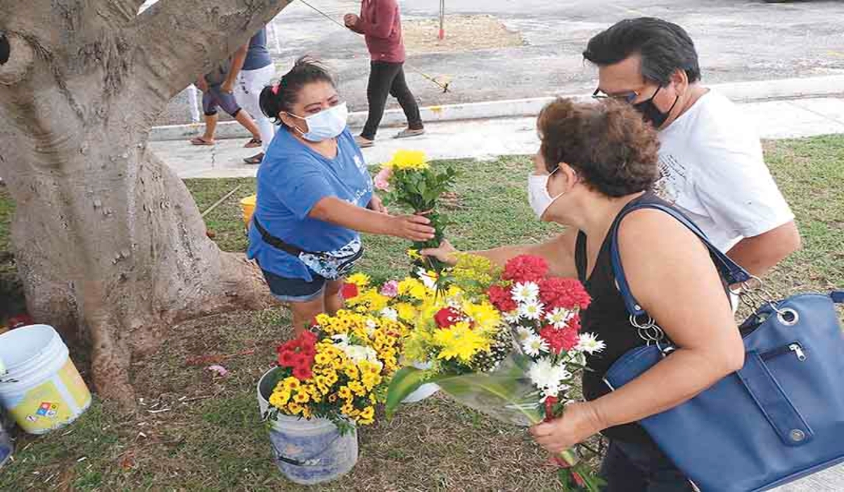 Debido a la contingencia sanitaria, Karla tuvo que cambiar de giro y ahora vende flores. Foto: Cuauhtémoc Moreno.