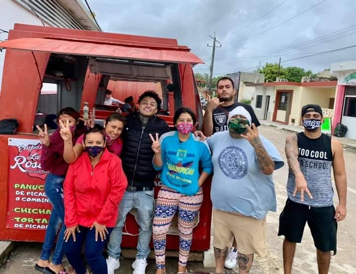 El Pinche Mara y El Warrior se tomaron la foto del recuerdo con sus admiradores mientras degustaban sus empanadas El Pinche Mara y El Warrior se tomaron la foto del recuerdo con sus admiradores mientras degustaban sus empanadas