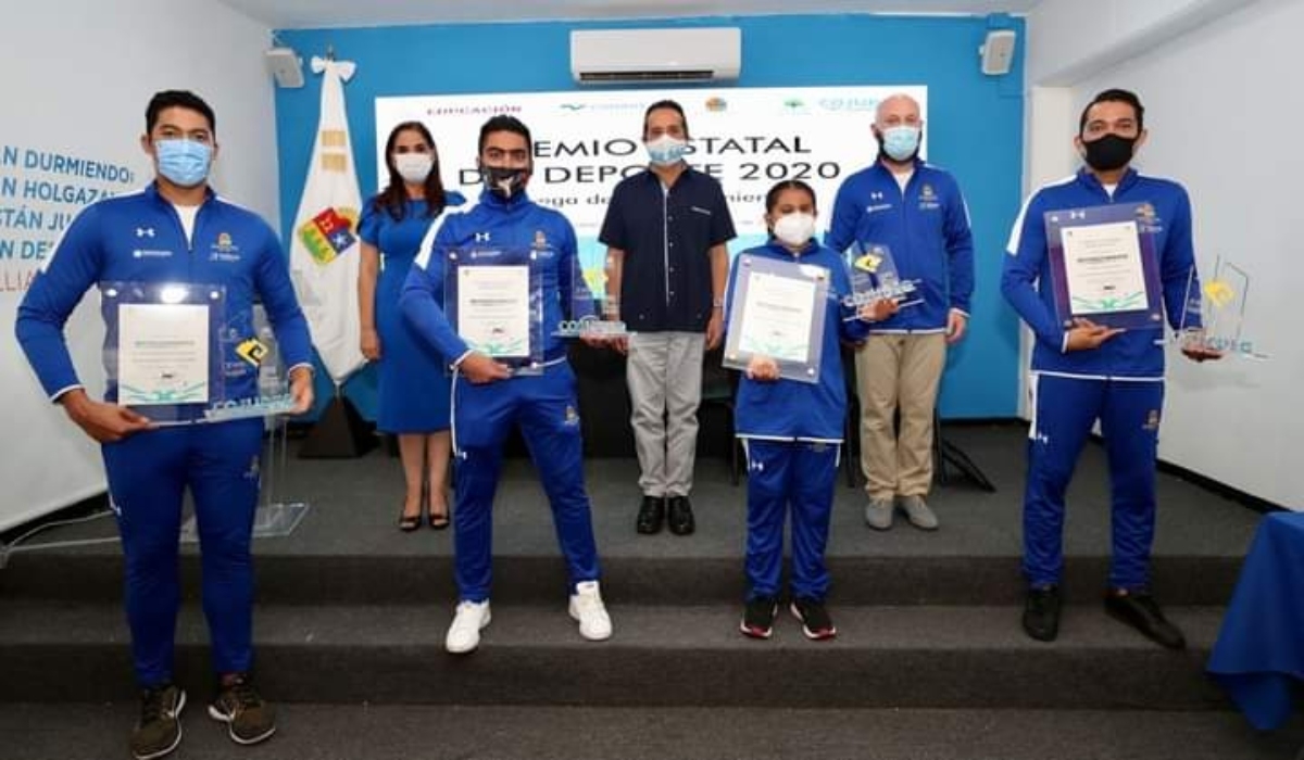 El gobernador y el presidente de la Comisión para la Juventud y el Deporte hicieron la entrega de los premios.