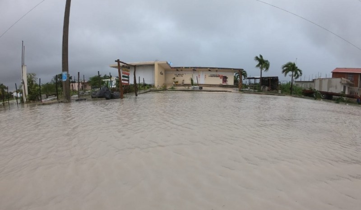 El Centro Comunitario quedó rodeado de agua luego de un día de precipitaciones contantes sobre la Costa Maya. El Centro Comunitario quedó rodeado de agua luego de un día de precipitaciones contantes sobre la Costa Maya.