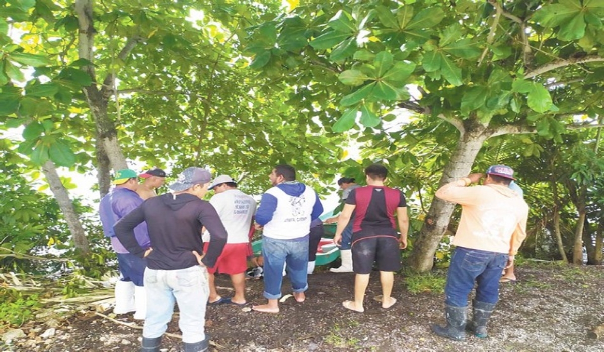 Los hombres de mar sospechan de malos manejos de recursos, por lo que exigen la visita de las autoridades.