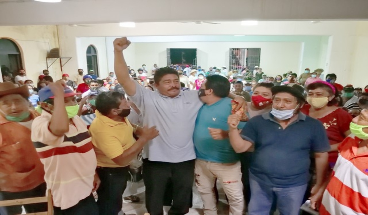 Santiago Ku Chab se convirtió en el nuevo dirigente de los ejidatarios en Calkiní. Santiago Ku Chab se convirtió en el nuevo dirigente de los ejidatarios en Calkiní.