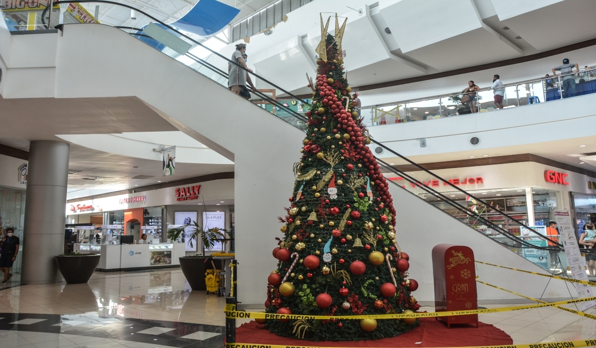 En las plazas comerciales ya se aprecian árboles navideños. En las plazas comerciales ya se aprecian árboles navideños.