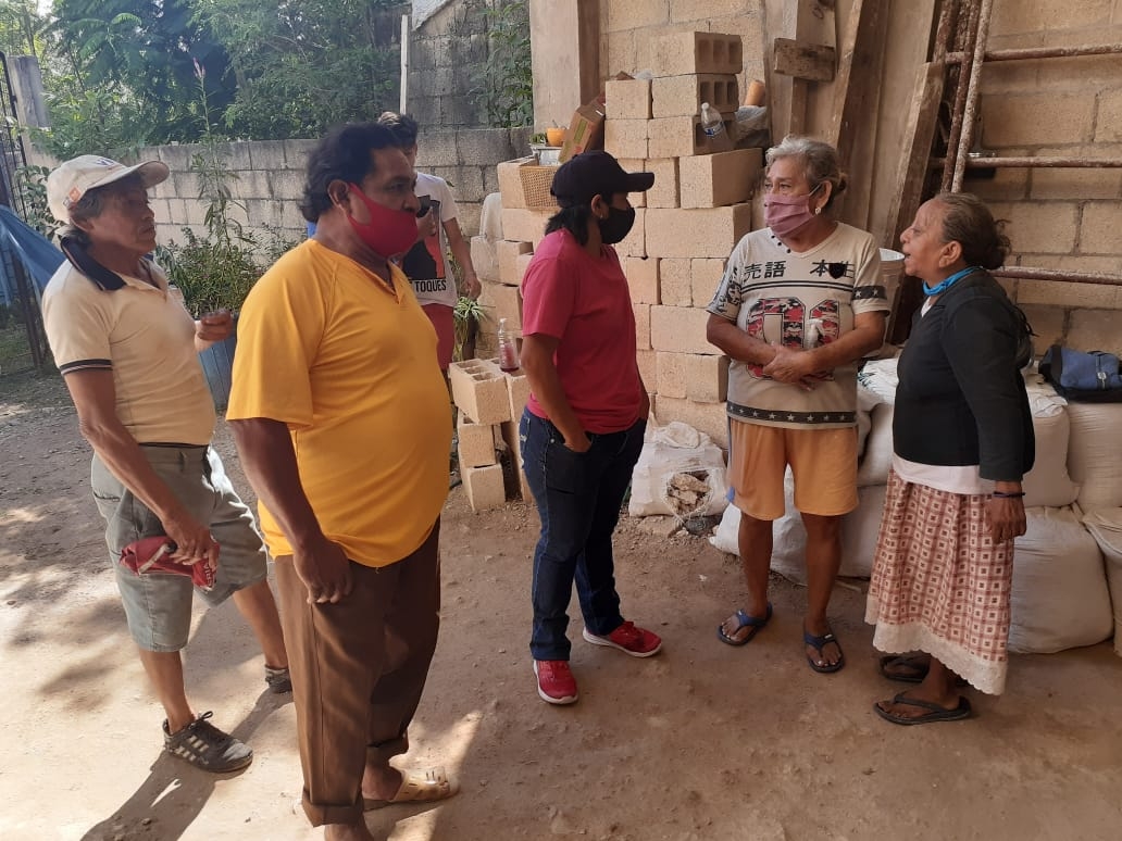 Los abuelitos estuvieron acompañados en todo momento por varios vecinos Los abuelitos estuvieron acompañados en todo momento por varios vecinos