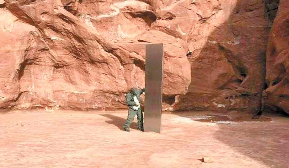 Obelisco aparece en el desierto