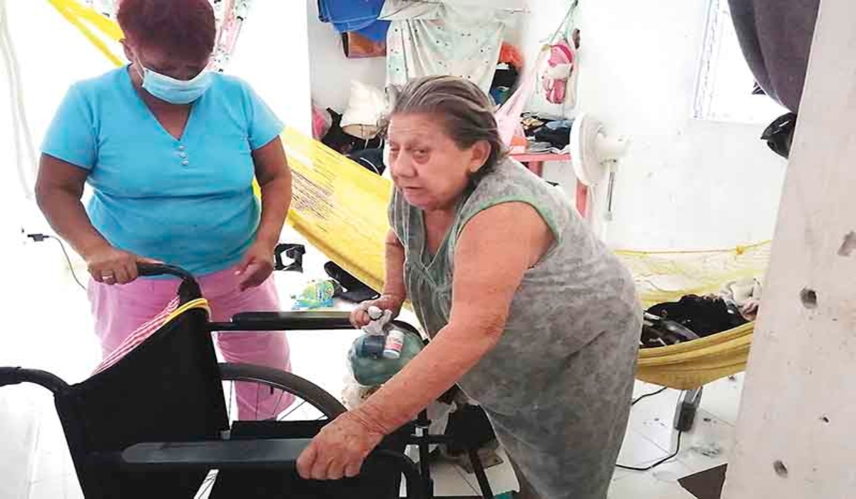 Doña Lulú habita en una casa que se encontraba abandonada
y que ahora también le piden desocupar. Doña Lulú habita en una casa que se encontraba abandonada
y que ahora también le piden desocupar.