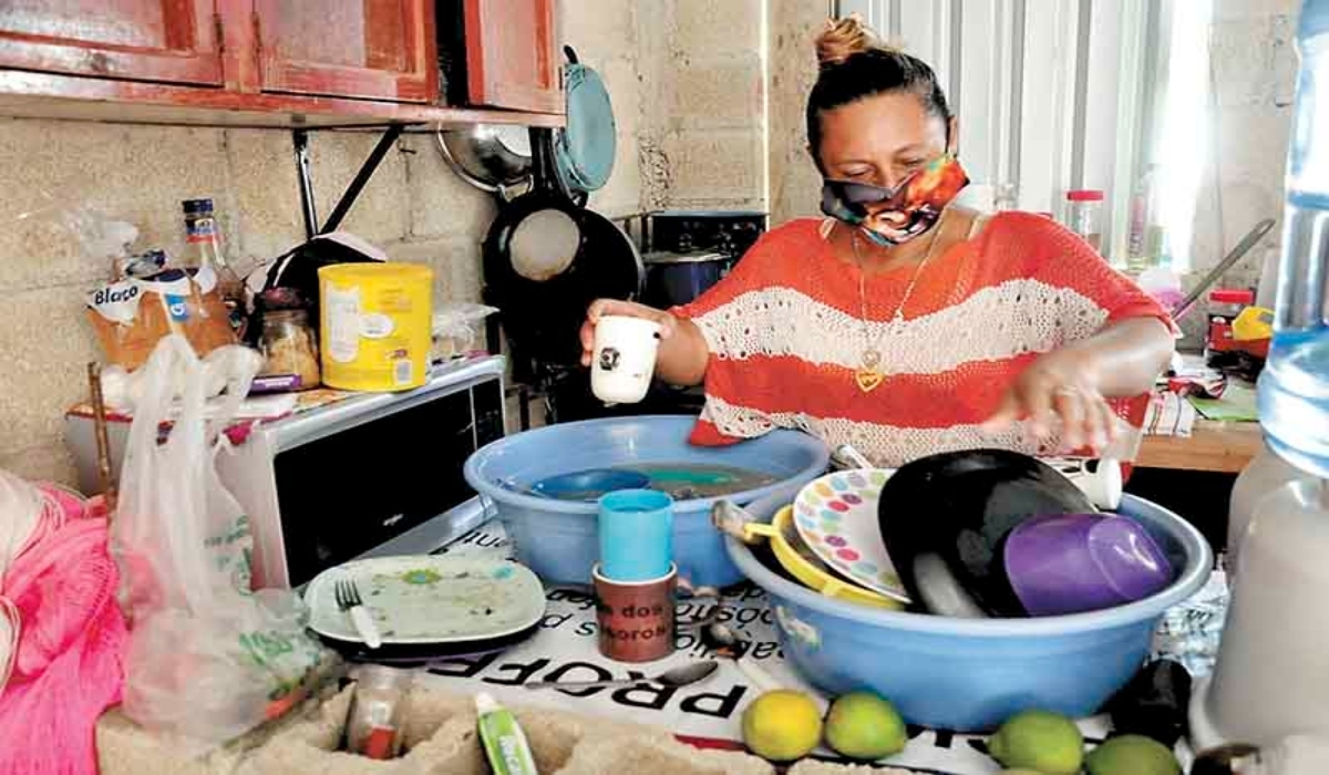 Mensualmente, pagan alrededor de mil pesos por el agua que les lleva la pipa. Mensualmente, pagan alrededor de mil pesos por el agua que les lleva la pipa.