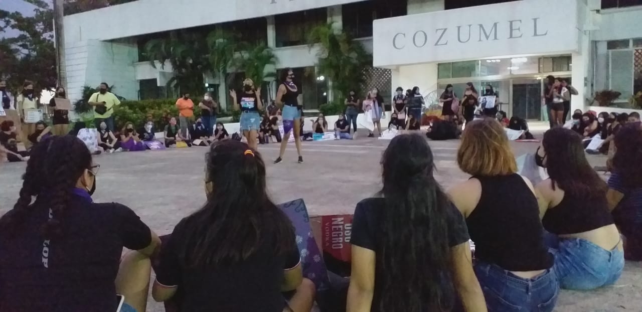 Luego de la caminata, las jóvenes se apostaron frente al Palacio Municipal. Luego de la caminata, las jóvenes se apostaron frente al Palacio Municipal.