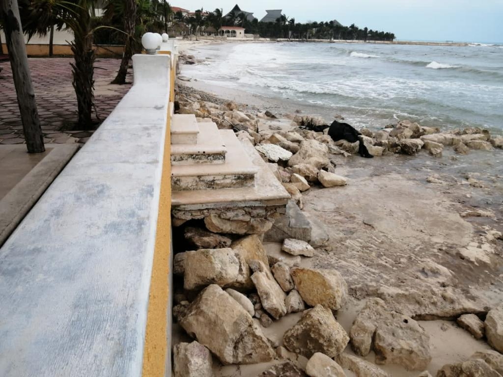 Las marejadas golpean estructuras de complejos hoteleros
y residenciales en varias zonas. Las marejadas golpean estructuras de complejos hoteleros
y residenciales en varias zonas.