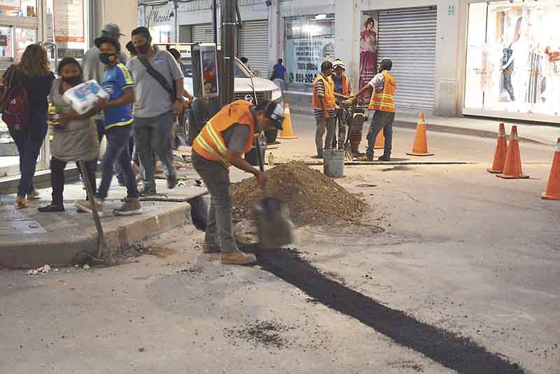 La iniciativa permitiría reclamar por los daños que provoquen los baches.