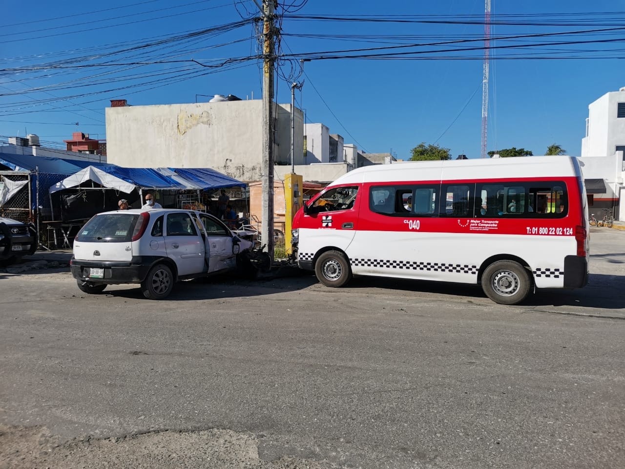 Mujer sufre crisis nerviosa por presenciar un fuerte choque en Ciudad del Carmen