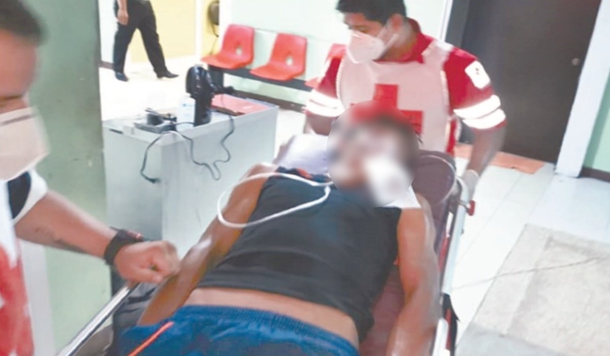 Paramédicos de la Cruz Roja atendieron al hombre.