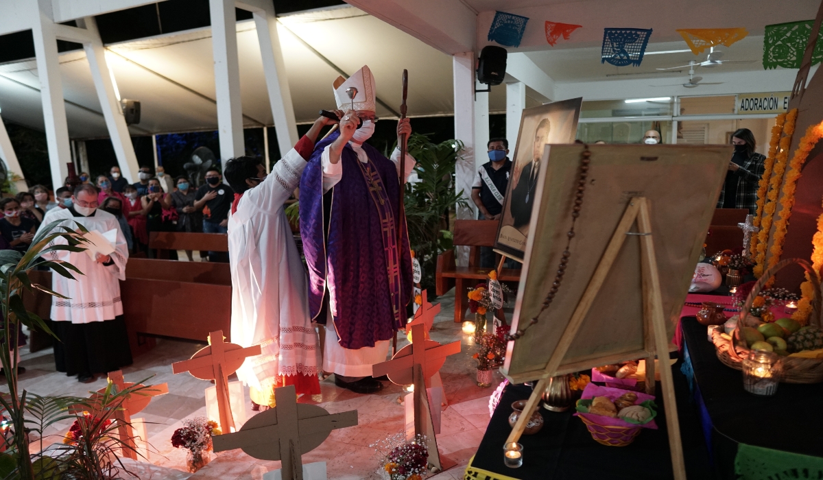 Una vez que concluyó la misa, el obispo de la diócesis Cancún-Chetumal recorrió y bendijo los altares. Foto: Erick Marfil. Una vez que concluyó la misa, el obispo de la diócesis Cancún-Chetumal recorrió y bendijo los altares. Foto: Erick Marfil.