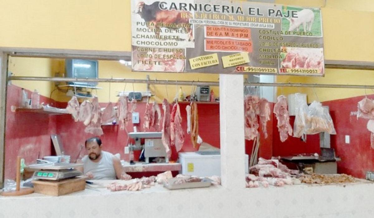 Tablajeros del mercado público de Dzitbalché se quejan por la falta de higiene en la preparación de la chicharra y la morcilla. Foto: José Euán. Tablajeros del mercado público de Dzitbalché se quejan por la falta de higiene en la preparación de la chicharra y la morcilla. Foto: José Euán.