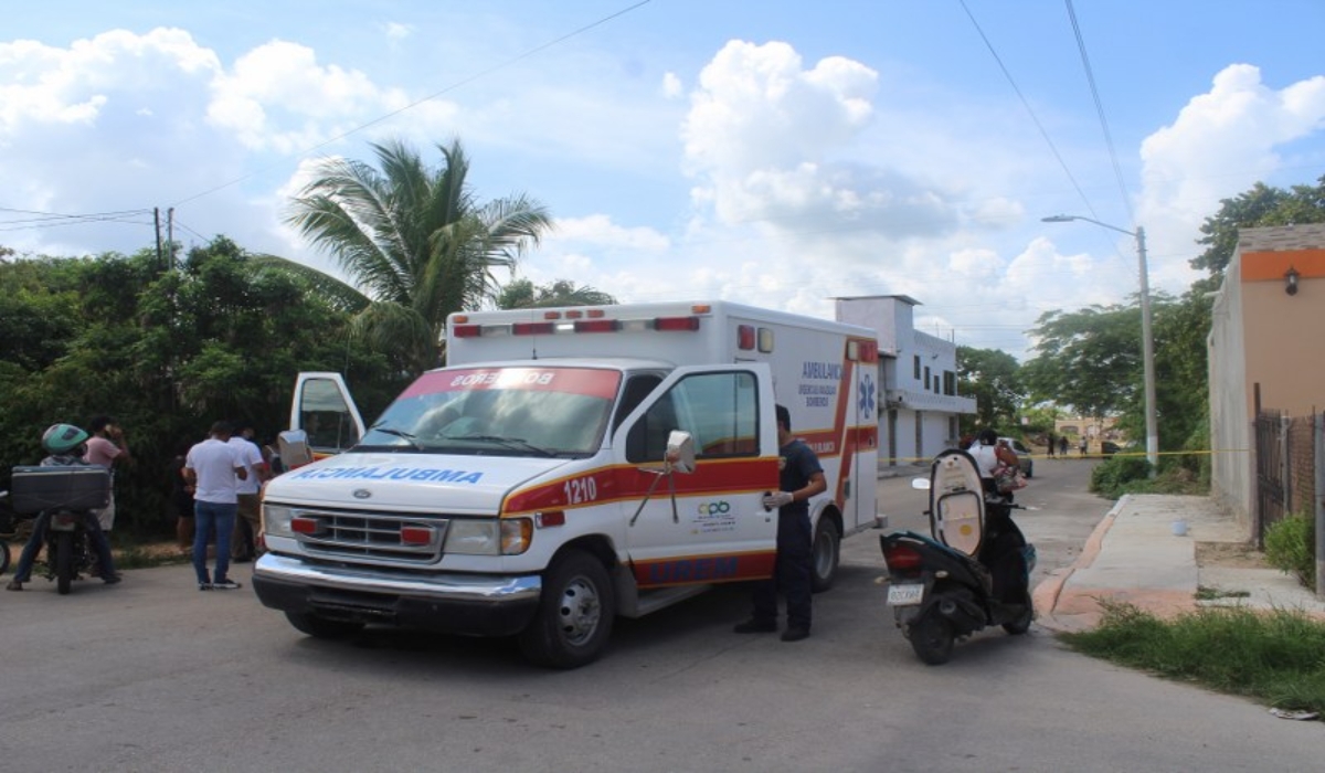 Una ambulancia llevó al lesionado al Hospital General de Chetumal, mientras elementos policiales realizaban un operativo en la comunidad. Foto: Eric Castillo.