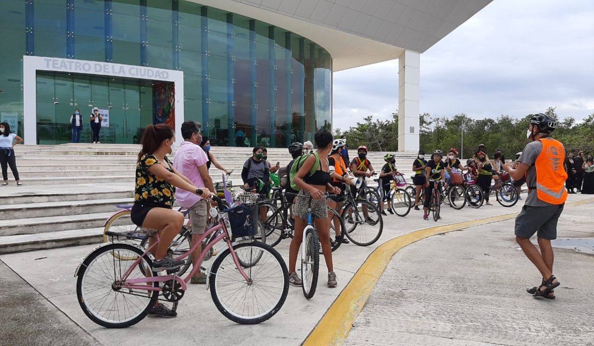 Los participantes se reunieron en el Teatro de la Ciudad para comenzar la rodada. Foto: Sandy Márquez.