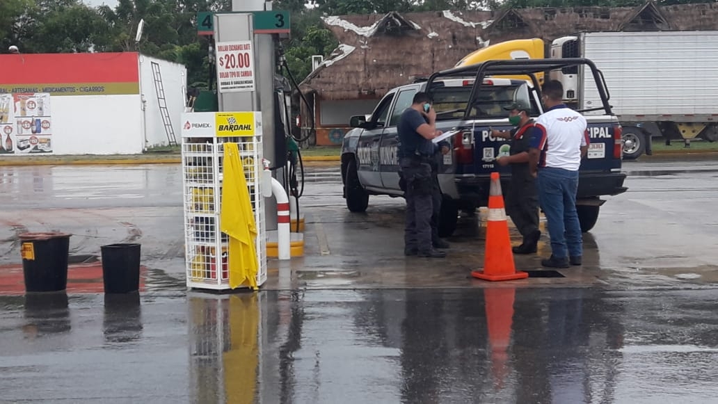 Al lugar llegaron policías municipales para confirmar la denuncia. Foto: Justino Xiu Chan Al lugar llegaron policías municipales para confirmar la denuncia. Foto: Justino Xiu Chan