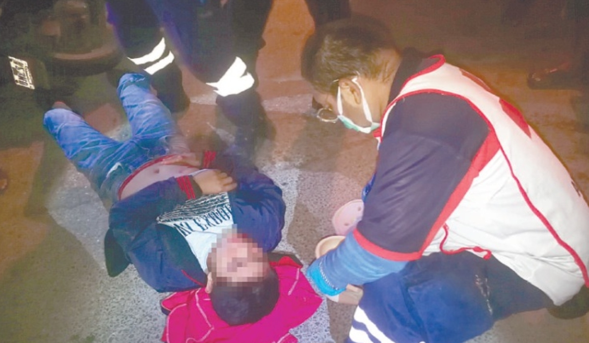 El joven fue trasladado al hospital regional por elementos de la Cruz Roja. El joven fue trasladado al hospital regional por elementos de la Cruz Roja.