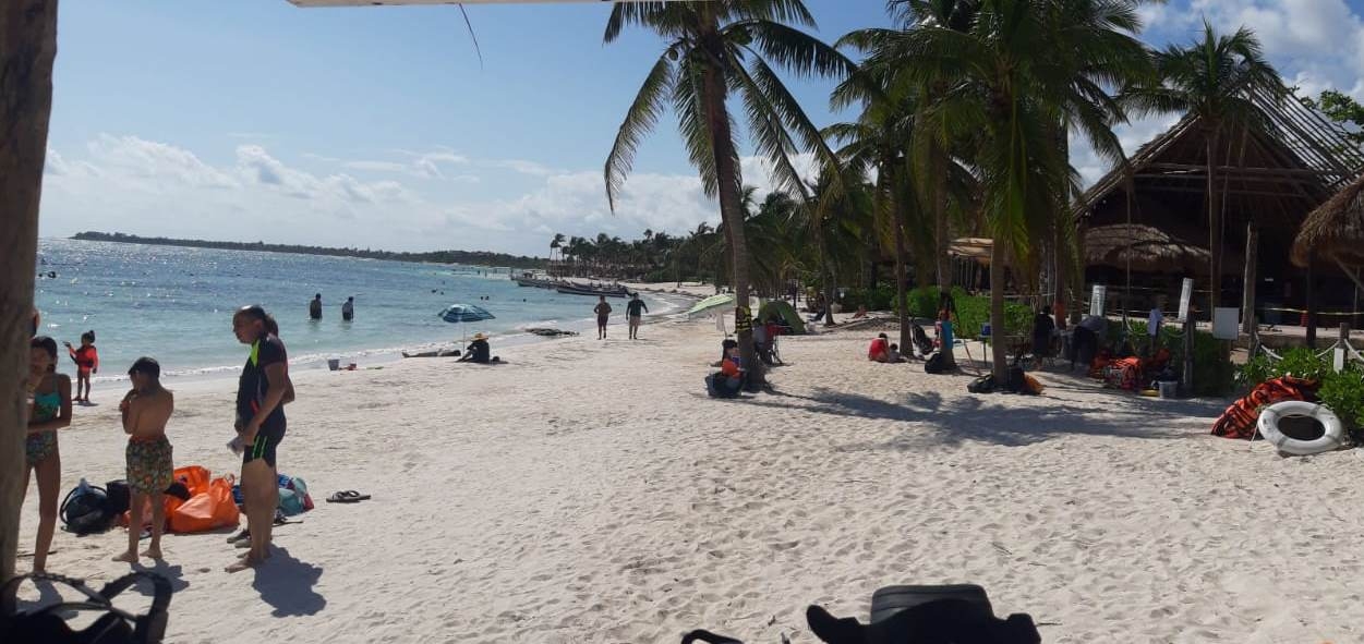 La lluvia no fue impedimento para que la gente acudiera a las playas durante el sábado y domingo. La lluvia no fue impedimento para que la gente acudiera a las playas durante el sábado y domingo.