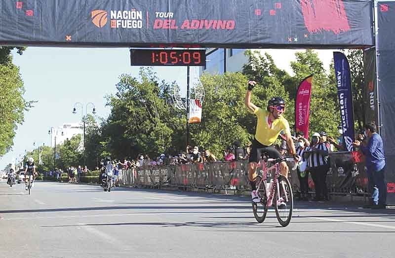 Una caída provocó que perdiera cerca de 5 minutos, pero esto no lo detuvo para conquistar la justa. Una caída provocó que perdiera cerca de 5 minutos, pero esto no lo detuvo para conquistar la justa.