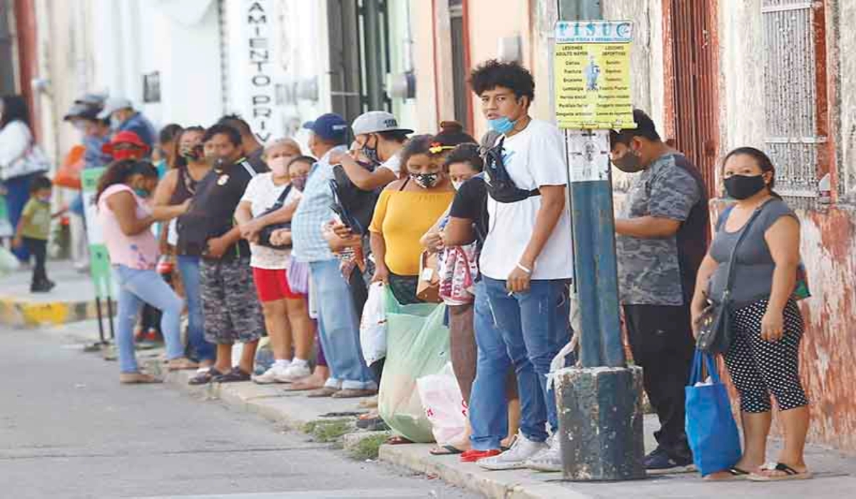 En los paraderos se observa que los usuarios que hacen fila no guardan la sana distancia. Foto: Martín Zetina. En los paraderos se observa que los usuarios que hacen fila no guardan la sana distancia. Foto: Martín Zetina.