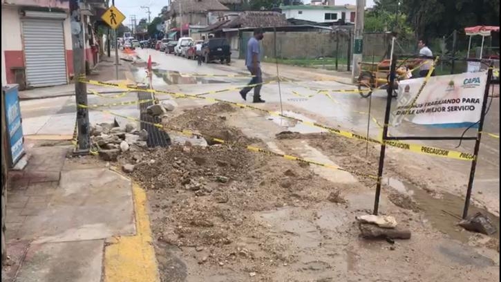 Las lluvias han suspendido los trabajos por lo que se quedaron huecos y material en las calles de Bacalar Foto: Luis Enrique Tuz Las lluvias han suspendido los trabajos por lo que se quedaron huecos y material en las calles de Bacalar Foto: Luis Enrique Tuz