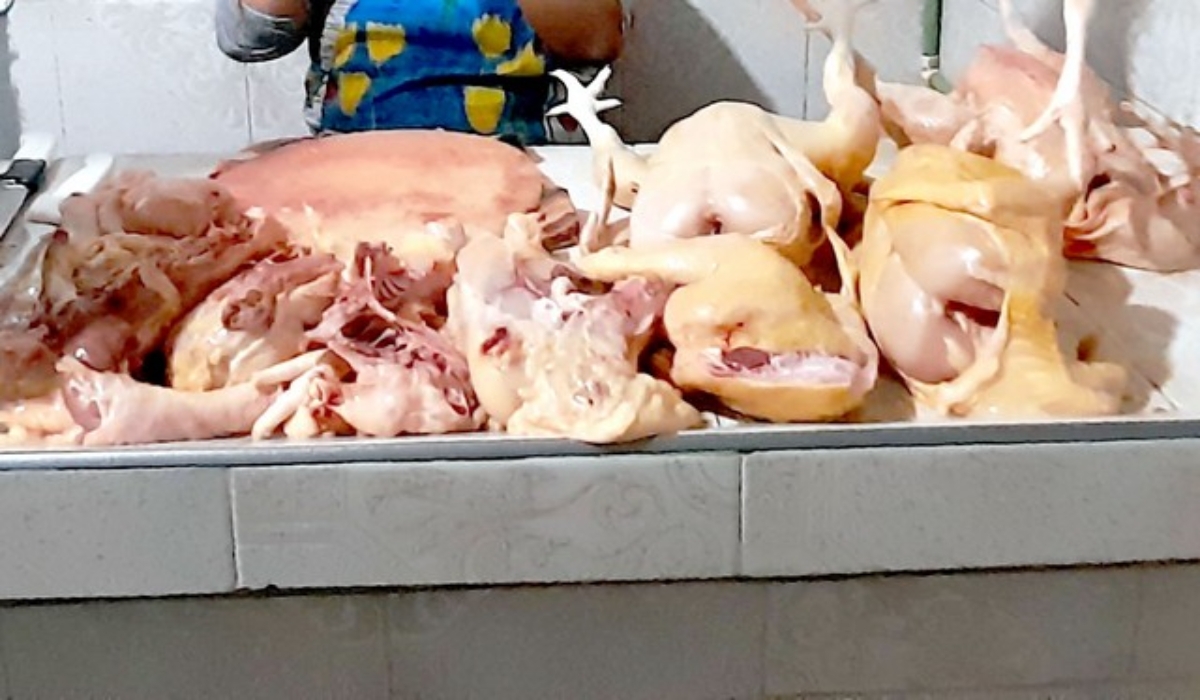 El kilogramo del ave se oferta hasta en 70 pesos, y en Seybaplaya está a 50 pesos. Foto: José Valencia. El kilogramo del ave se oferta hasta en 70 pesos, y en Seybaplaya está a 50 pesos. Foto: José Valencia.
