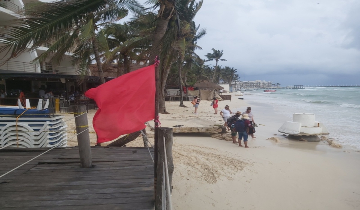 Nuevamente ondearon las banderas rojas de peligro
indicando la restricción a bañistas y náuticos. Foto: Víctor Rodríguez. Nuevamente ondearon las banderas rojas de peligro
indicando la restricción a bañistas y náuticos. Foto: Víctor Rodríguez.