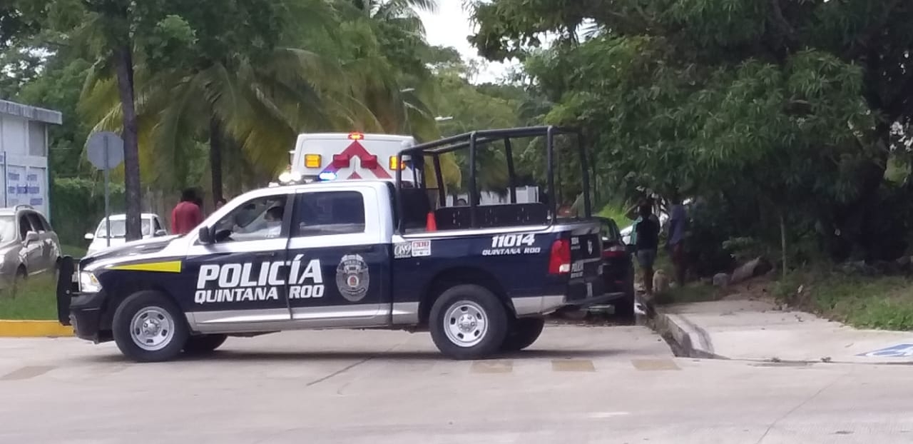 Conductor atropella a dos motociclistas e intenta huir en Chetumal