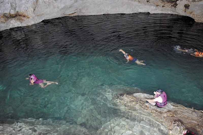 Se recomienda usar chalecos salvavidas para ingresar a un cenote en Yucatán Se recomienda usar chalecos salvavidas para ingresar a un cenote en Yucatán