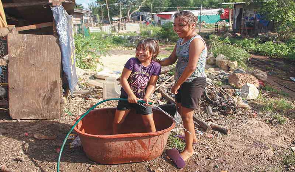 Ante la falta de agua potable, algunos se ven en la necesidad de bañarse a la intemperie. Fotos: Luis Payán.