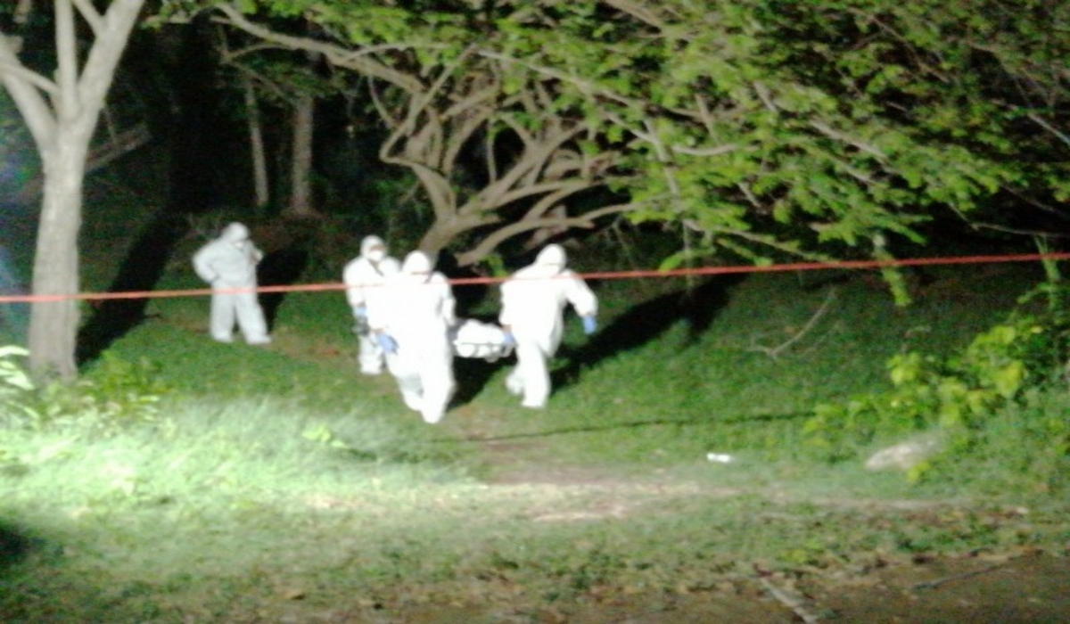 Personal del Semefo se encargó de bajar el cuerpo y trasladarlo a Chetumal. Foto: Por Esto! Personal del Semefo se encargó de bajar el cuerpo y trasladarlo a Chetumal. Foto: Por Esto!