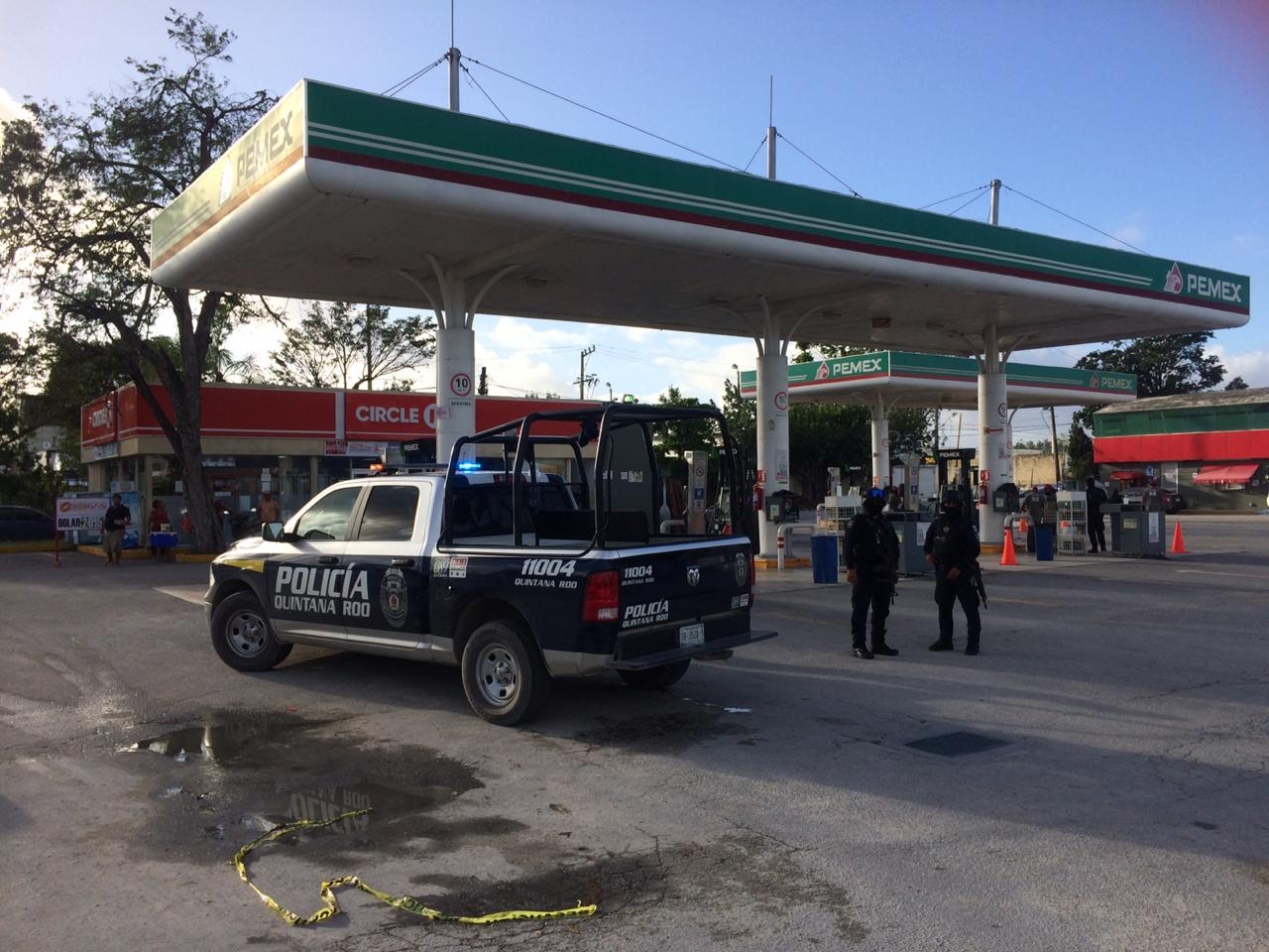 Los hombres se llevaron un auto perteneciente a un cliente que cargaba gasolina para oír de la escena del crimen Foto: Rafael García Los hombres se llevaron un auto perteneciente a un cliente que cargaba gasolina para oír de la escena del crimen Foto: Rafael García