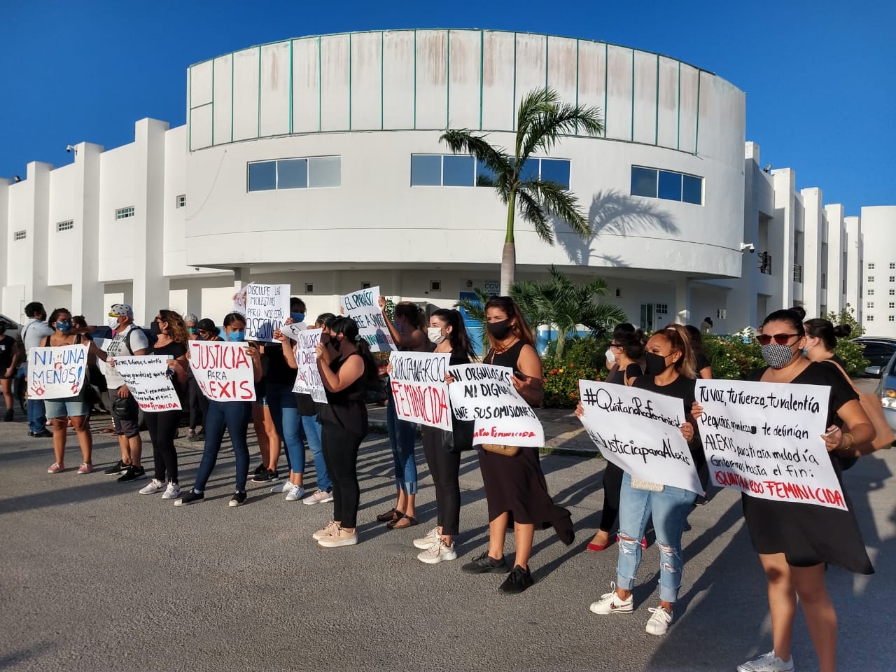 Los colectivos feministas mostraron sus consignas ante la FGE Foto: Jazmín Rodríguez Los colectivos feministas mostraron sus consignas ante la FGE Foto: Jazmín Rodríguez
