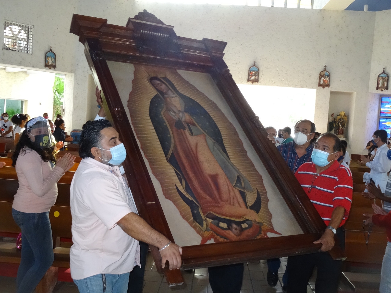 La Virgen de Guadalupe es un símbolo de identidad para los creyentes, pero popularmente es una construcción cultural que remite a lo mexicano La Virgen de Guadalupe es un símbolo de identidad para los creyentes, pero popularmente es una construcción cultural que remite a lo mexicano