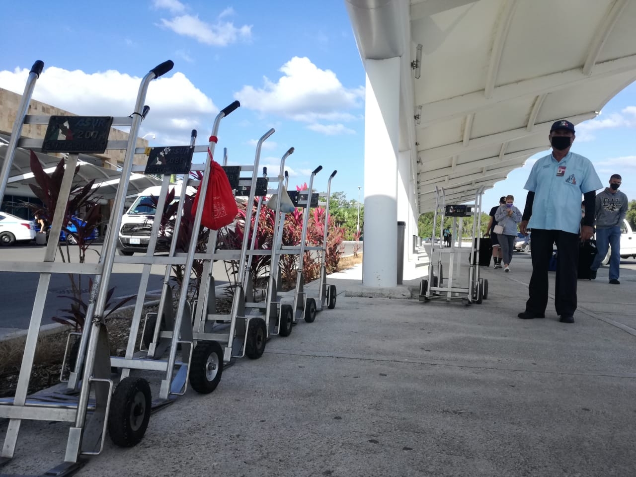 Muchos viajeros sólo llevan una maleta y no requieren de sus servicios Foto: Víctor Ávalos