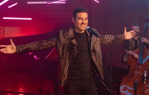 Carlos Rivera ofreció un concierto en el Palenque de Guanajuato, donde una fan logró burlar la seguridad del lugar y consiguió una selfie con el artista
