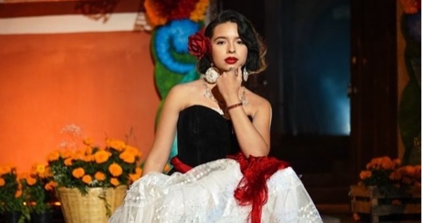 Ángela Aguilar llegó a Mérida, Yucatán la tarde de ayer junto a su padre Pepe Aguilar