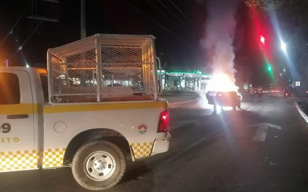 Camioneta se quema en el centro de Cancún